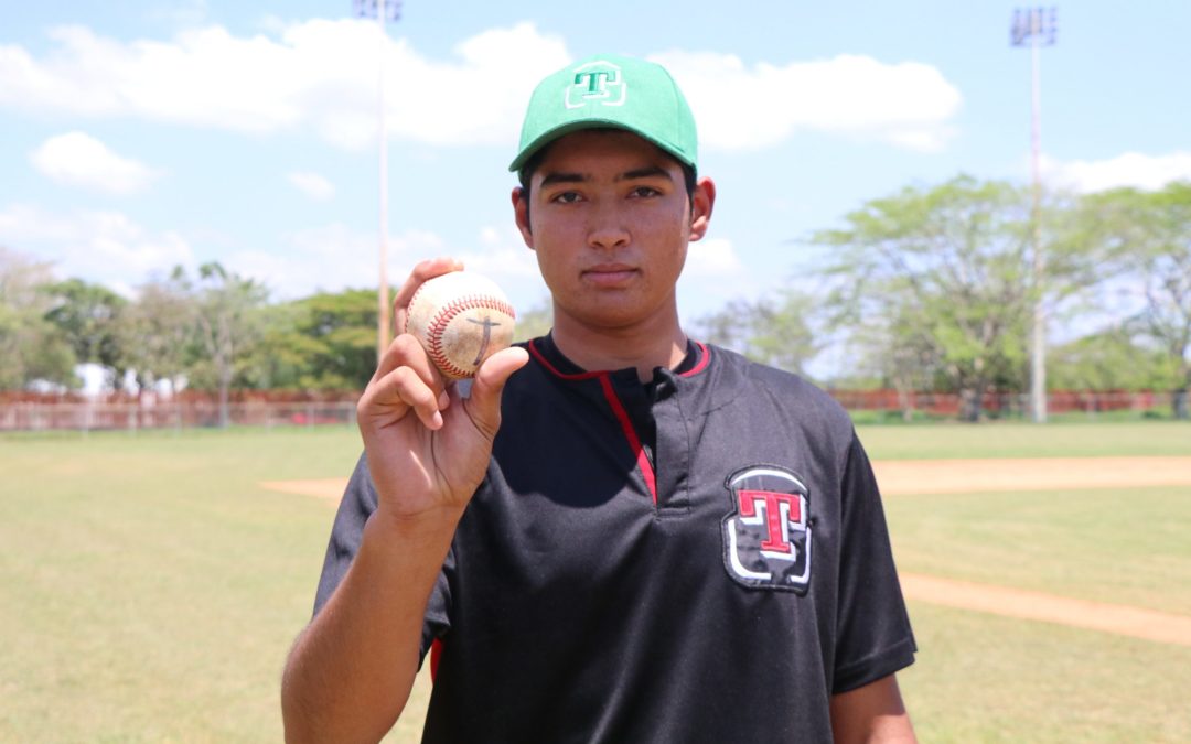 Eddy Félix, lanzador de Venados de Mazatlán, es firmado por Tigres de Detroit en «Show Case» celebrado en Tabasco